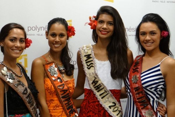 Vaimiti Teiefitu, Miss Tahiti 2015 et ses dauphines en visite à la station Polynésie 1ère