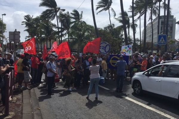 Les manifestants bloquent le Barachois le 15 mars 2018