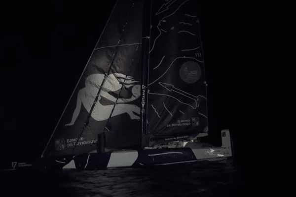 Dans la nuit, l'Ultim Maxi Edmond de Rothschild de Charles Caudrelier, 16 novembre 2022.