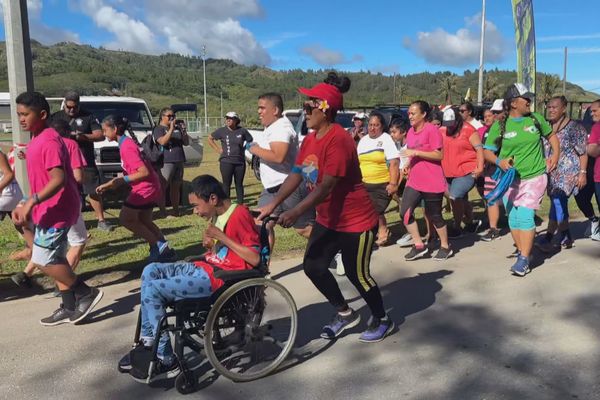 Même sur un fauteuil roulant, il est possible de participer au cross Litchi.