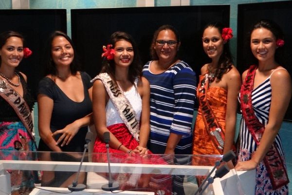 Miss Tahiti et ses dauphines en visite à Polynésie 1ère - 22 07 2015