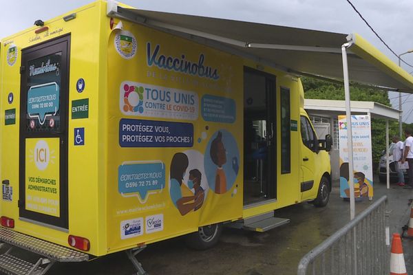 Le vaccinobus commence sa mission à Schoelcher par le quartier l'Enclos.