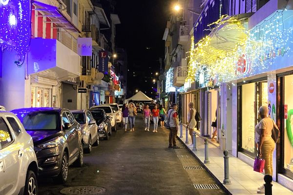 Les consommateurs étaient dans des rues illuminées