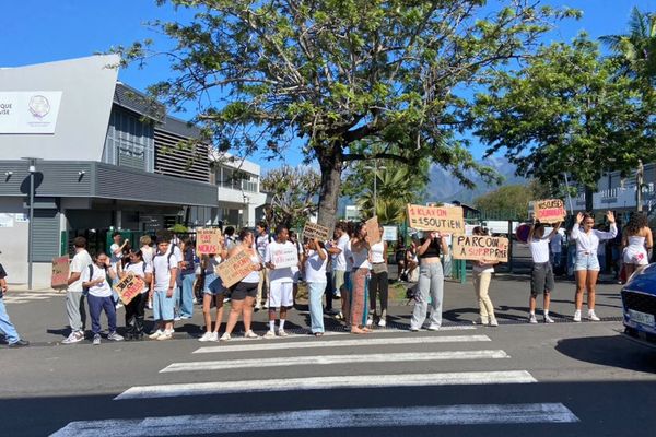 Les élèves du lycée Roland Garros du Tampon manifestent également ce matin pour "une éducation de qualité".