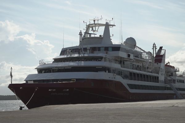 Le navire "Exploris One" est à quai au Port de Dégrad des Cannes,