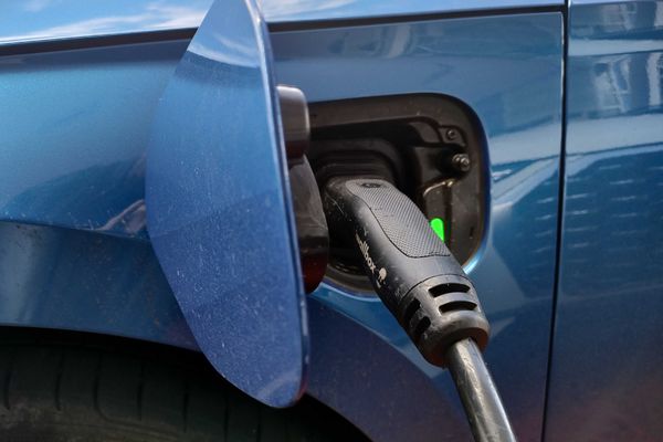 Une voiture électrique en charge