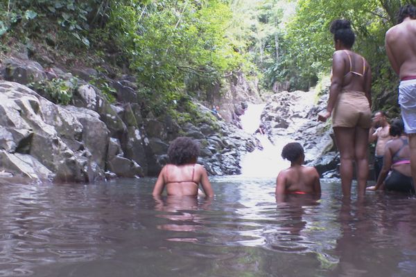 La joie de partager un moment de plaisir dans cette rivière du Carbet.