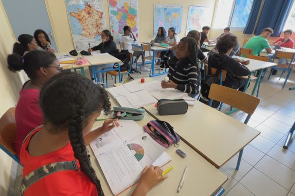 Collégiens de la Chaloupe Saint-Leu à Paris pour le 8 mai 2024.