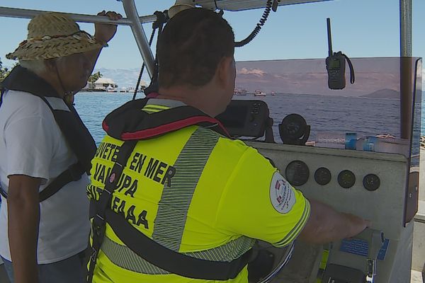 Deux bénévoles de la Fédération d'Entraide Polynésienne de Sauvetage en Mer (FEPSM).