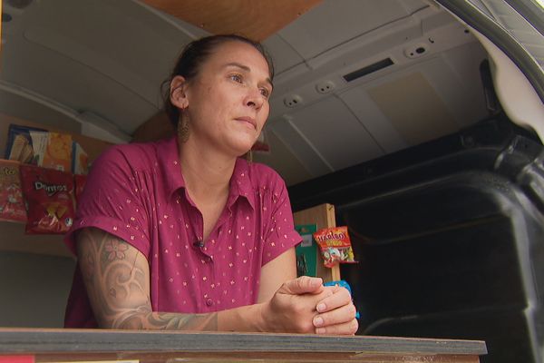 Marie Laure Williams, à bord de son épicerie ambulante.