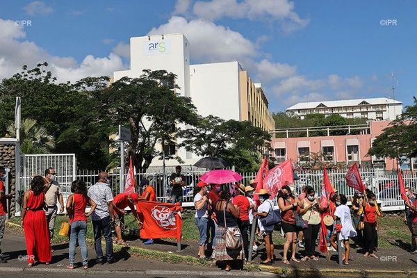 Les soignants manifestent devant l’ARS pour dénoncer leurs conditions de travail, jeudi 21 janvier.