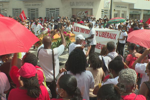 Manifestation de l'intersyndicale du CHUM devant la préfecture.