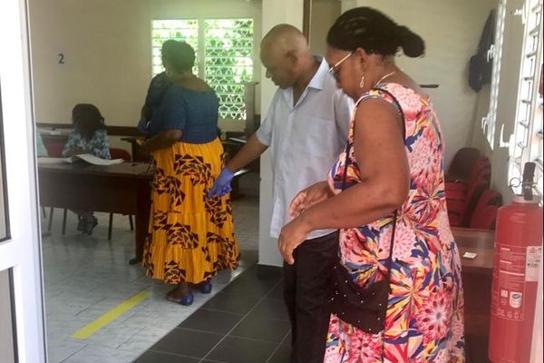 Vote lors du 1er tour des municipales en Martinique (15 mars 2020).