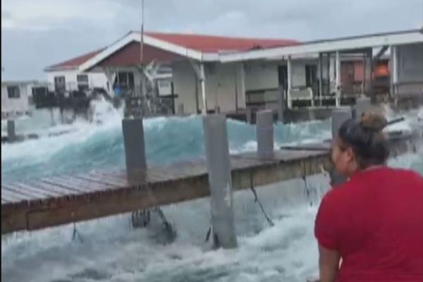 Des vagues de 2 à 3 mètres dans le lagon de Arutua. Impressionnant.