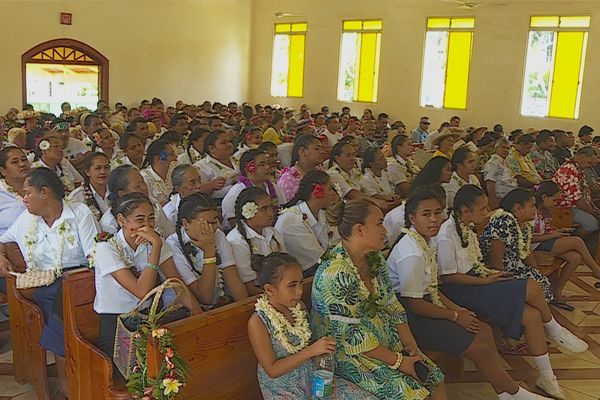 Les fidèles de Vairao et Huahine réunis en un seul lieu.