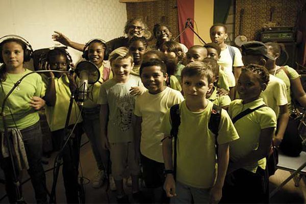La fabrique à chansons ou des élèves de 4 écoles primaires sont invités par la SACEM à collaborer à la création d’une chanson, avec des artistes professionnels.