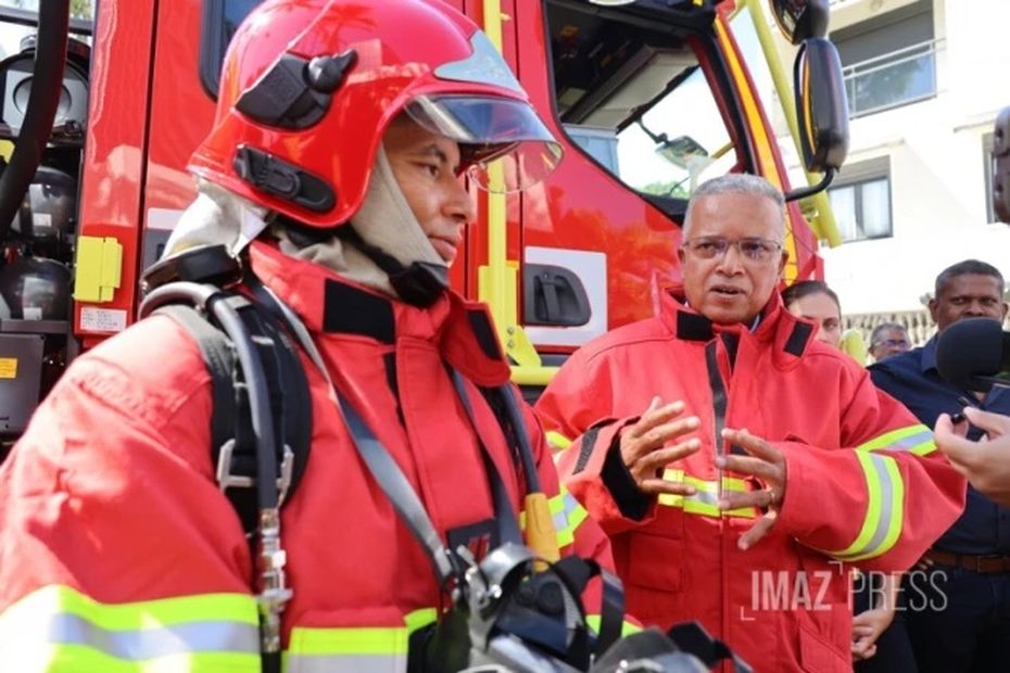 La Réunion Firefighters: Upgraded Equipment with Tanker Trucks, New Outfits, and Breathing Apparatus – Réunion la 1ère