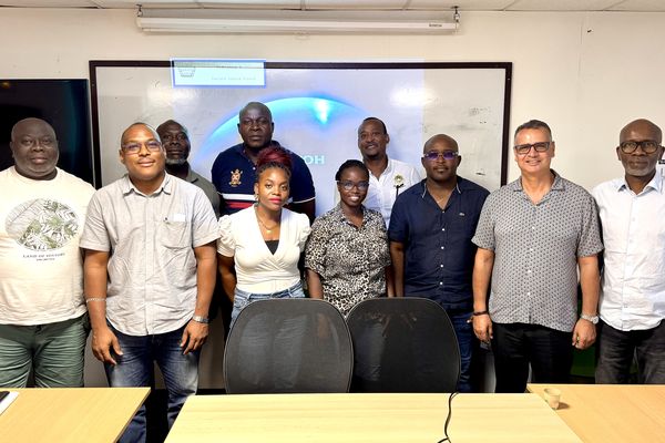 Photo de groupe des acteurs clés du projet "Organisation des transports de marchandises", réunis pour discuter des perspectives de cette nouvelle filière à l'Ouest guyanais