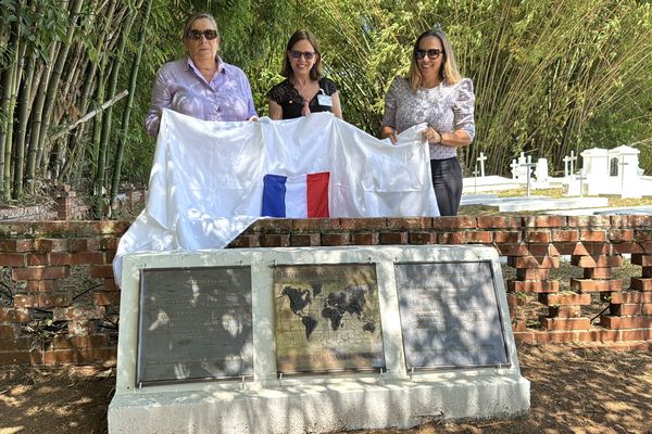 Levée de voile de la plaque commémorative par la Sous-préfète de Saint-Laurent-du-Maroni, Véronique Beuve et les membres de la délégation hongroise, marquant la reconnaissance officielle de cette histoire partagée.