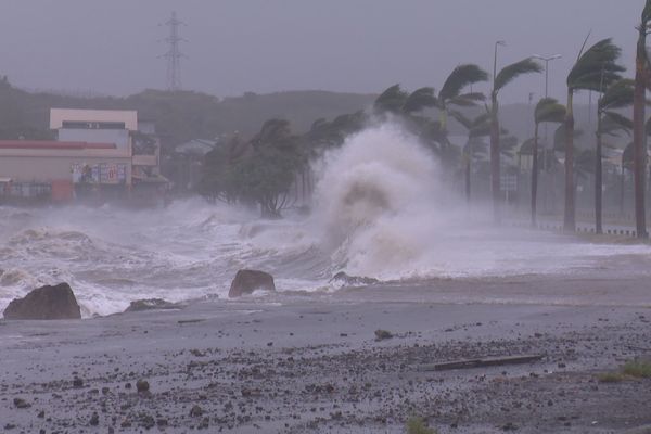 Vague au port autonome lors du cyclone Niran