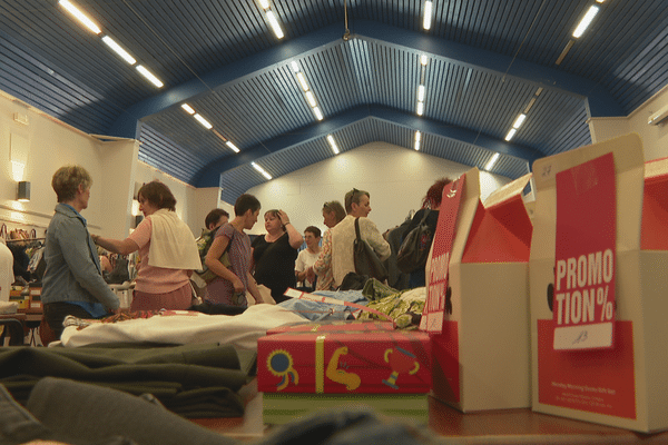 Opération déstockage à la salle des fêtes de Saint-Pierre