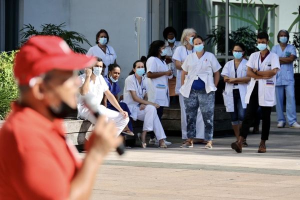 Mobilisation devant le CHU Nord de La Réunion pour la titularisation de personnels précaires.