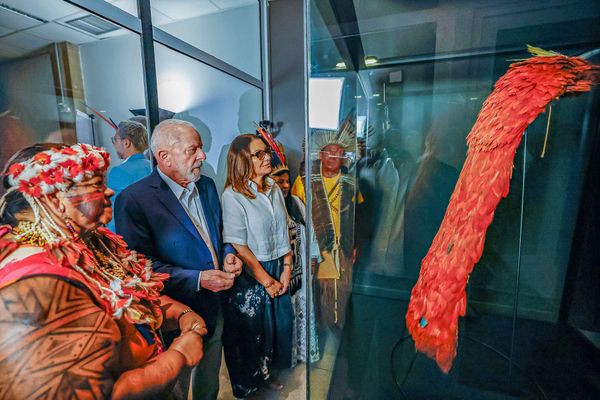 Le président brésilien Luiz Ignacio Lula Da Silva (au centre) et son épouse Rosangela Janja da Silva regardant le manteau Tupinamba lors de sa présentation officielle au parc Quinta de Boa Vista à Rio de Janeiro, Brésil, le 12 septembre 2024