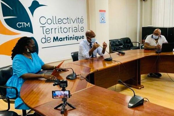 Lancement officiel du projet de "Conservatoire de Musique et d’Arts de Martinique" à la CTM. (De gauche à droite : Michelle Monrose, présidente de la commission culture, art et patrimoine - Serge Letchimy, PCE - l'artiste Ronald Tulle, coordinateur du projet). 
