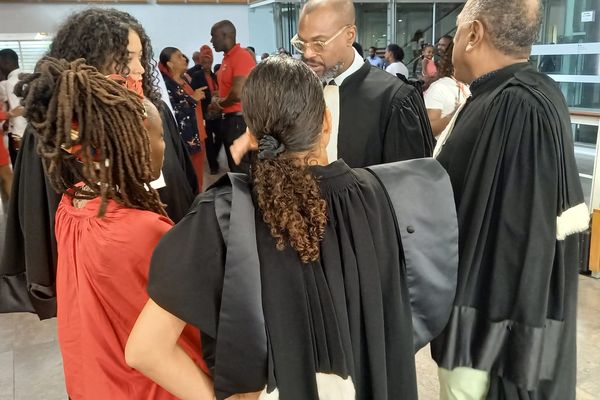 Concertation entre les avocats de la défense le jour du procès de Rodrigue Petitot, le 21 janvier.