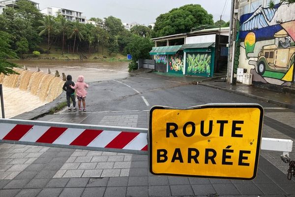 Le radier de la Rivière d'Abord est submergé. La route est fermée.