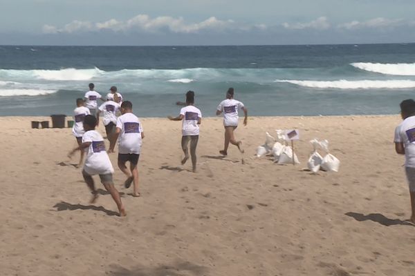 Un parcours d'obstacles en équipe, sur la plage, figurait parmi les nombreuses activités au programme de cette "méga beach party".