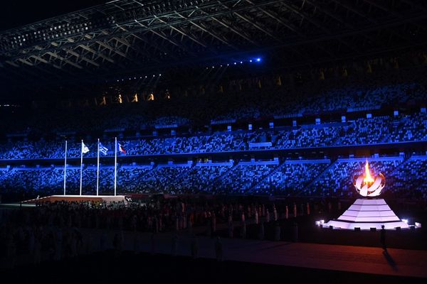 La flamme olympique à Tokyo lors de la cérémonie de clôture des Jeux Olympiques 2021 et de la transmission à la France, qui accueillera les jeux d'été en 2024.