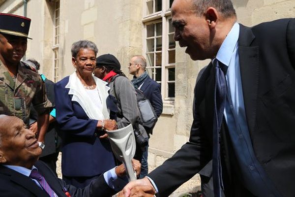 Le secrétaire d'Etat aux anciens combattants, Kader Arif, salue le dissident martiniquais Rémy Oliny, 92 ans