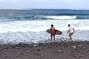 SURF JO 2024. Grosse houle et compétition suspendue : un "day off" animé à Teahupoo