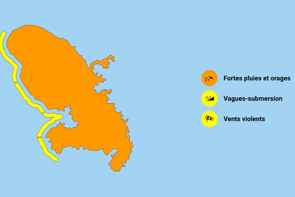 La Martinique passe en vigilance orange pour "fortes pluies et orages" et jaune pour "vents violents" et "vagues-submersion".