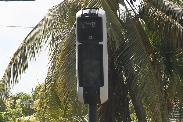 Radar tourelle installé sur un route de Guadeloupe