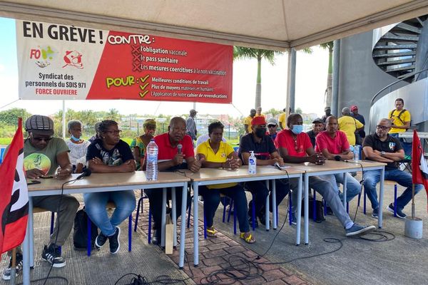 C'est après la conférence de presse du Collectif en lutte en Guadeloupe, que l'UTS-UGTG est allé bloquer le siège du CHUG - 04/01/2022