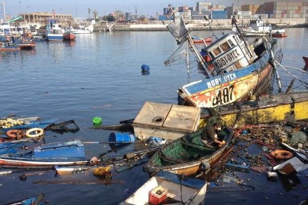 Les dégâts provoqués par le tsunami dans le port d'Iquique, au Chili, mercredi 2 avril 2014