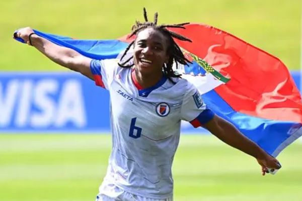 La footballeuse haïtienne, Melchie Dumornay, élue meilleure joueuse de la Concacaf