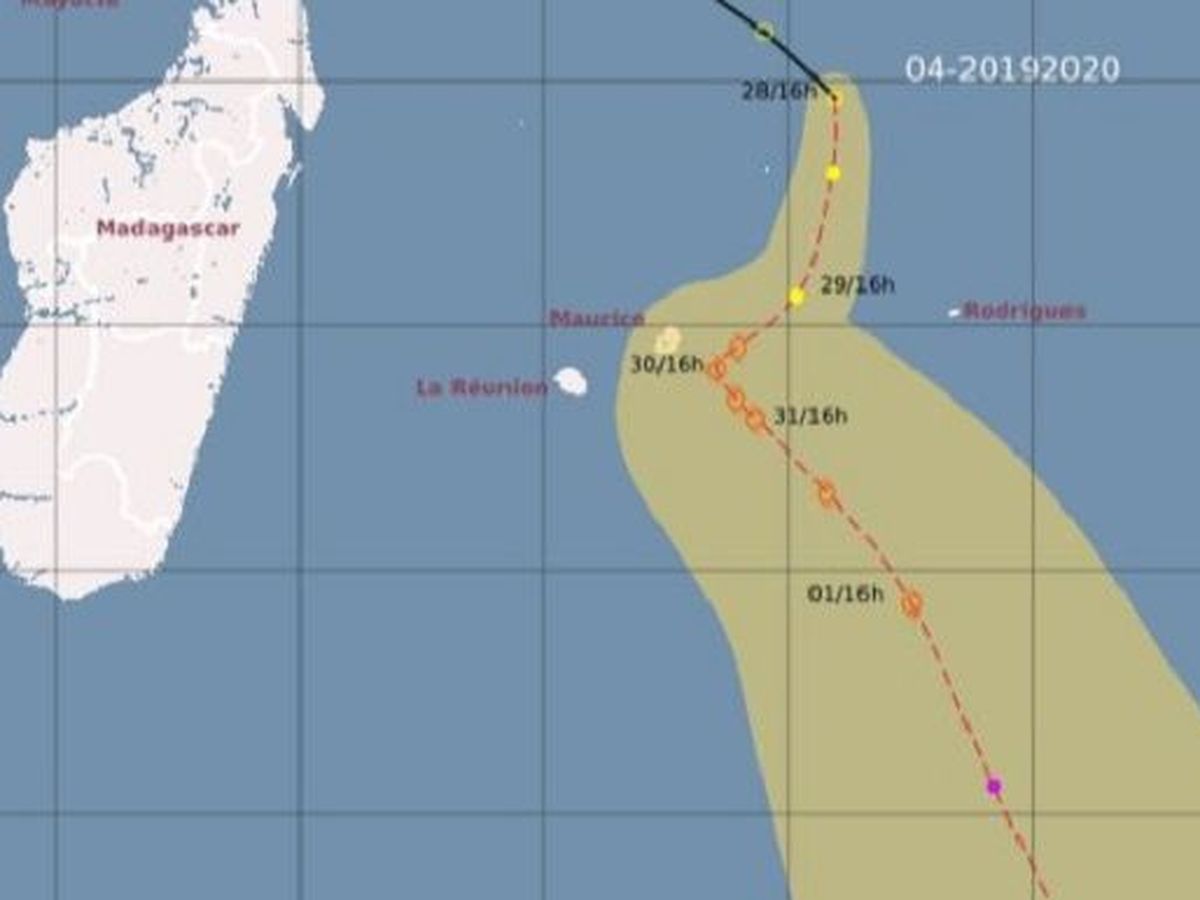 La Tempete En Formation Est A 835 Km De La Reunion Reunion La 1ere