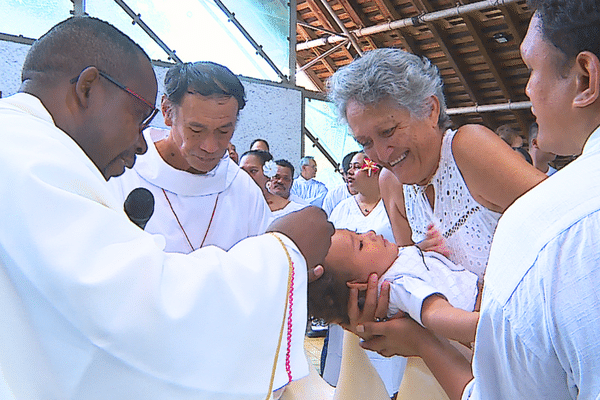 Cinq enfants ont été baptisés à Maria no te hau le 31 mars 2024.