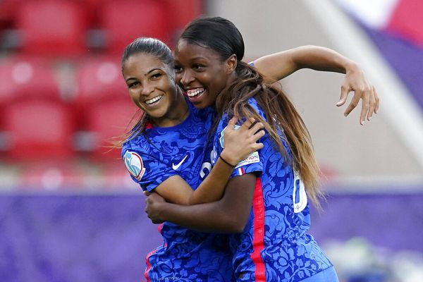 Delphine Cascarino buteuse à la 38e minute et sa coéquipière Grace Geyoro, 3 buts dans la rencontre.