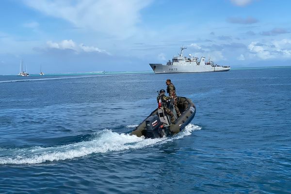 L'évacuation des civils, joués par les militaires du RSMA, se fait par voie maritime.