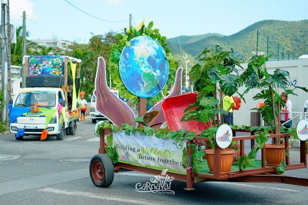 Char du comité organisateur du carnaval de Saint-Martin en 2024.