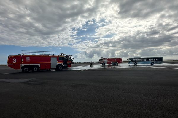 Les pompiers du service de sauvetage et de lutte contre les incendies des aéronefs, de l'aéroport Roland Garros, en action.