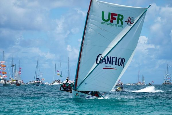 La yole Ufr / Chanflor gagne la 5e étape au Diamant (1 er août 2019).