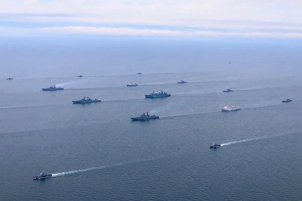 Des navires de guerre et des sous-marins de la flotte russe du Pacifique naviguent dans le golfe Pierre-le-Grand de la mer du Japon lors des exercices navals «Ocean 2024» au large de la ville de Vladivostok, mardi.