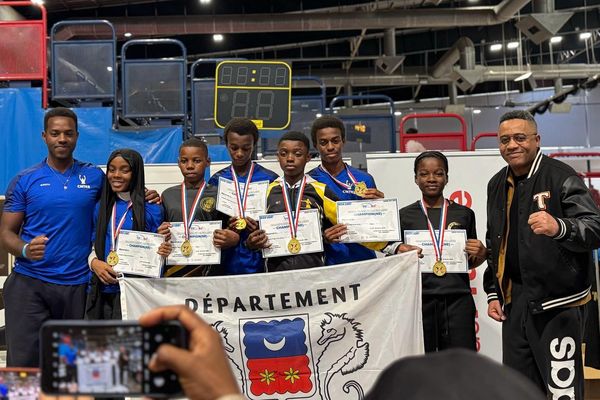 Les médaillés d’or avec Ichirac Mahafidou à gauche secrétaire général de la Ligue mahoraise de kick-boxing, muaythaï et disciplines associées (LMKMDA) et Faridy Attoumane tout à droite le délégué de Mayotte à Paris.