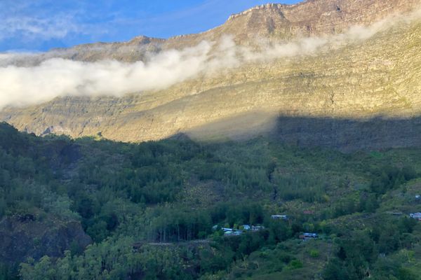 Une falaise fragilisée par le feu, en dessous Roche Plate