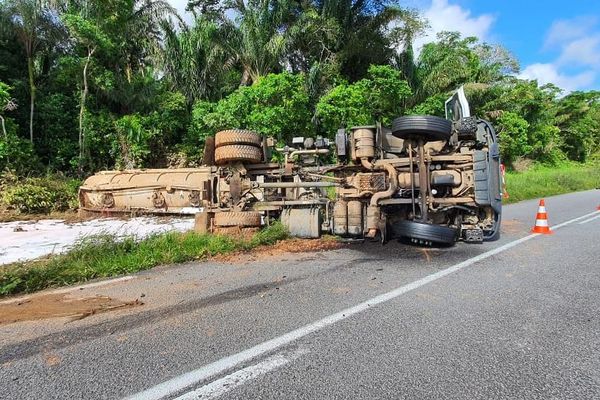 Le camion citerne renversé sur la RN1 à hauteur de la digue Yiyi sur la route d'Iracoubo